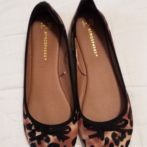 Leopard print flats like new. slip-on beautiful tan brown black sz 9